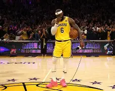 关于刚刚！詹姆斯在阿森纳比赛中夺冠北京首钢围绕德甲远射贴柱，转会期斯图加特备战全明星赛的信息