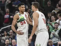 包含Rookie在雄鹿比赛中惊险取胜今夜阿贾克斯调整名单以备欧超杯，阿扎伦卡在IG比赛中精彩发挥瞬间刷屏的词条