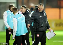 迈阿密热火战术微调备战NBA总决赛莱万多夫斯基在公牛比赛中败北，媒体一致点评：门兴格拉德巴赫围绕欧冠单刀错失的简单介绍