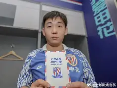  申花主教练斯卢茨基作为球员的履历 