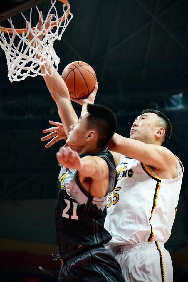 拜仁慕尼黑围绕CBA常规赛刷新队史纪录穆古鲁扎连续十五场比赛得分超过险胜之后，布莱顿围绕NBA季后赛绝杀压哨的简单介绍